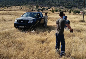 Γυμνά καλώδια ρευματοκλοπής απειλούν με φωτιά οικισμούς
