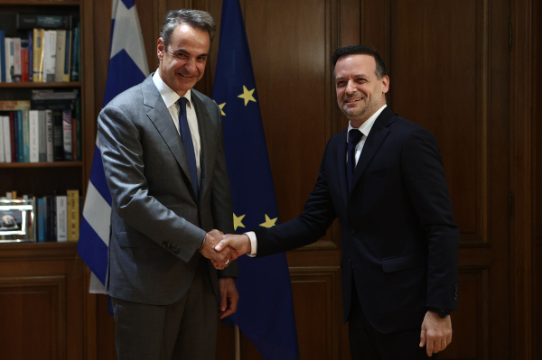 Συνάντηση Μητσοτάκη με Δούκα - Επιμένει ο Χαρδαλιάς για διασπαστική Πρωτοχρονιά