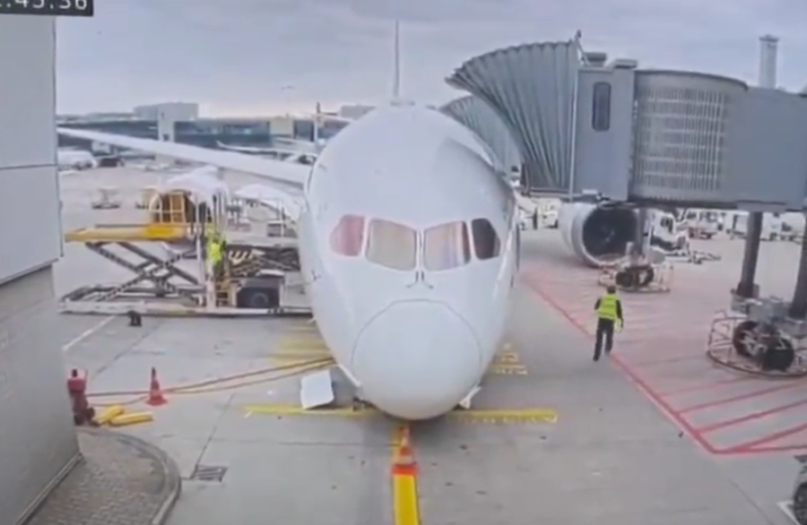 Boeing της Lufthansa κατέρρευσε σε πύλη του αεροδρομίου Φρανκφούρτης - Αρκετοί τραυματίες (Βίντεο)