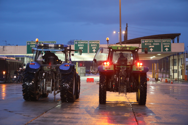 Το φιάσκο με ΟΠΕΚΕΠΕ και ΕΛΓΑ φέρνει κλιμάκωση: Οι αγρότες κλείνουν επ' αόριστον τον Προμαχώνα για φορτηγά