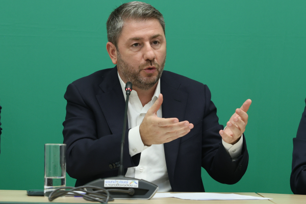 ΠΑΣΟΚ κατά Τσίπρα: «Έρχεται αγκαλιά με τα συμφέροντα που θέλουν έναν πολιτικό αρχηγό στα μέτρα τους»