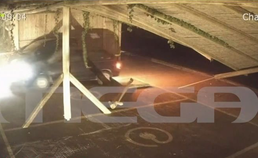 Πάρος: Τρελή πορεία ΙΧ, εισέβαλε σε πάρκινγκ, γκρέμισε το στέγαστρο (Βίντεο)