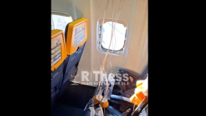 Ryanair: Η συγκλονιστική μαρτυρία της συζύγου του 60χρονου για το θρίλερ στον αέρα – «Το μισό του σώμα ήταν εκτός παραθύρου»