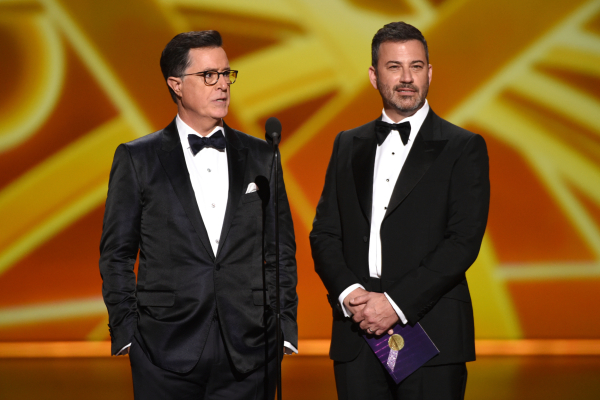 Όλοι οι παρουσιαστές των late shows καλεσμένοι του Colbert λίγο πριν «κοπεί» η εκπομπή του