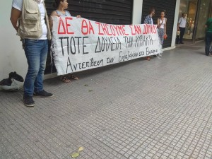 Ένταση στην διαμαρτυρία για την κυριακάτικη αργία στη Θεσσαλονίκη - Διαδηλωτές ήρθαν στα χέρια με καταναλωτή(video)