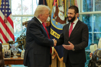 «Γενναιόδωρος» Τραμπ: Δώρισε δύο αρώματά του στον Αχμέντ αλ Σάρα