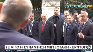 Η στιγμή που ο Ερντογάν σταματάει για να μιλήσει στον Μανώλη Κωστίδη