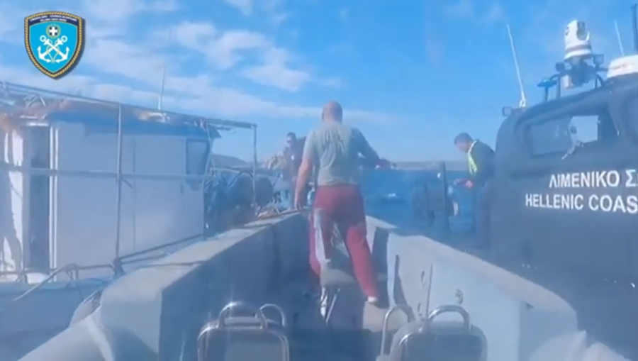 Η στιγμή που το Λιμενικό εντοπίζει αγνοούμενο ψαρά από την Λέρο (Βίντεο)