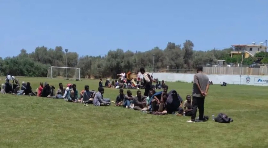 Ακροδεξιοί έριξαν φωτοβολίδες μέσα σε χώρο φιλοξενίας μεταναστών στο Ρέθυμνο (Βίντεο)