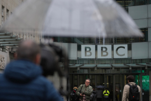Φιάσκο με το BBC: Οι παραιτήσεις, η συγγνώμη και οι απειλές Τραμπ