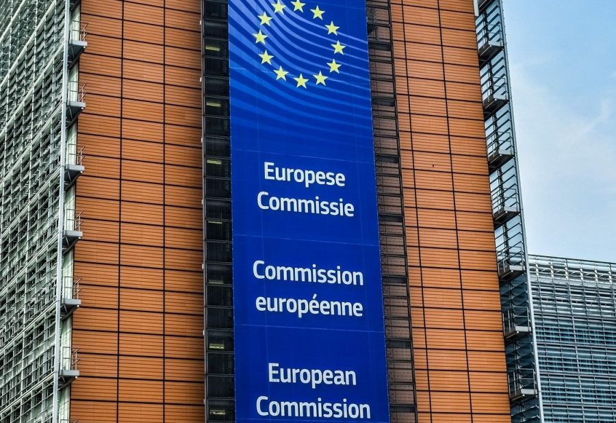 Κομισιόν: Τρία σενάρια για τη βιωσιμότητα του ελληνικού χρέους