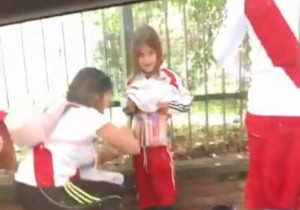 Έζωσαν κοριτσάκι με φωτοβολίδες πριν το Ρίβερ – Μπόκα (vid)