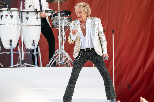 Rod Stewart: Ανέβαλε live την τελευταία στιγμή λόγω «ιατρικής επέμβασης»