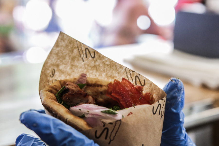 Η ακρίβεια «τρώει» το σουβλάκι, «λουκέτα» και απολύσεις στα σουβλατζίδικα