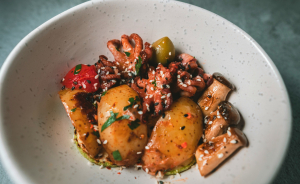 Χταπόδι μπρεζέ: Η διαφορετική συνταγή για το τραπέζι της Καθαράς Δευτέρας