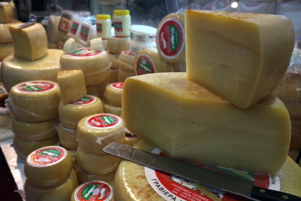 Δέσμευσαν 956 κιλά τυρί σε ψυκτική αποθήκη του Πειραιά