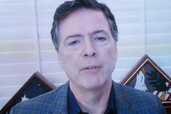 Απαγγέλθηκαν κατηγορίες κατά του πρώην διευθυντή του FBI - Πανηγυρίζει ο Τραμπ, «είμαι αθώος» λέει ο Τζέιμς Κόμι