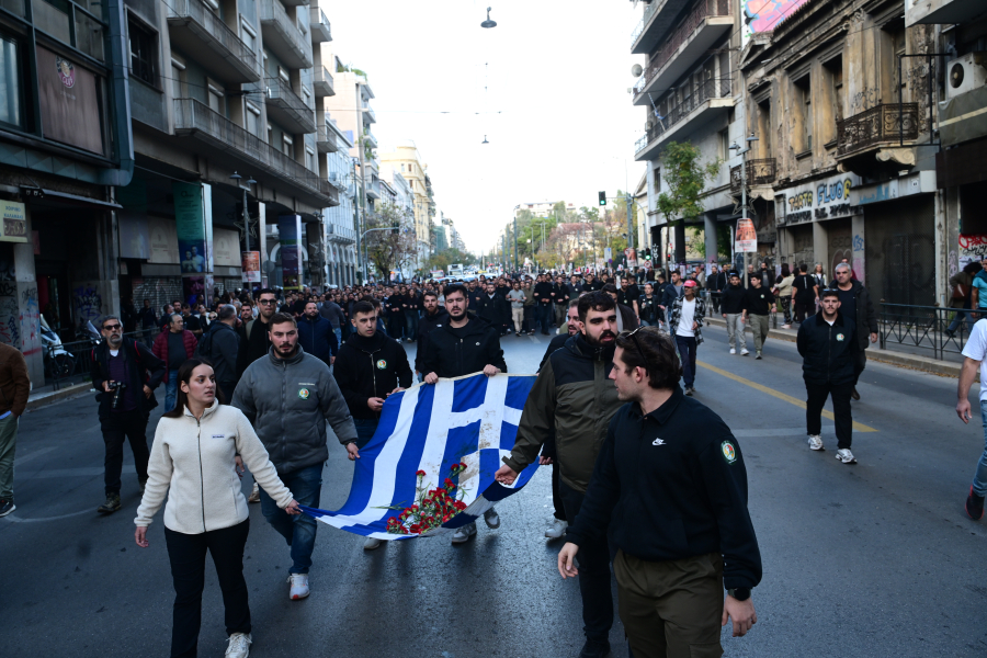Πολυτεχνείο: Ξεκίνησε η πορεία, στην κορυφή της η αιματοβαμμένη σημαία - σύμβολο