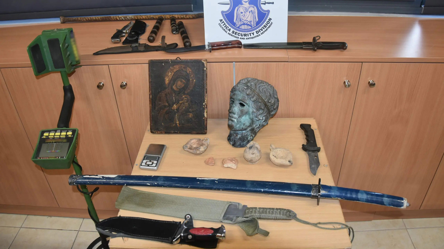 Συνελήφθησαν αρχαιοκάπηλοι στην Πάτρα - Στην κατοχή τους είχαν μαχαίρια, σπαθιά και χατζάρες