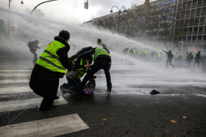 «Κίτρινα γιλέκα»: Συλλήψεις και συγκρούσεις με δακρυγόνα για 22ο Σαββατοκύριακο