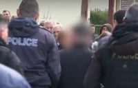 Γυναικοκτονία στις Σέρρες: Οδύνη στην κηδεία της 52χρονης - Με χειροπέδες ο γιος της (βίντεο)