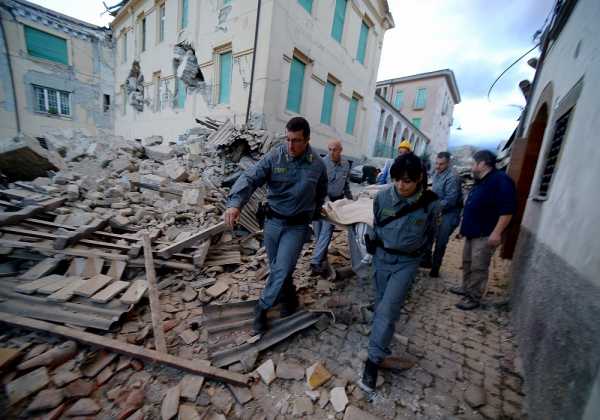 Ιταλία: Τουλάχιστον 250 οι νεκροί - Λιγοστεύουν οι ελπίδες για επιζώντες