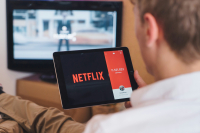 «Το Netflix σας παρακολουθεί»: Αγωγή κατά της πλατοφόρμας για κατασκοπεία των χρηστών