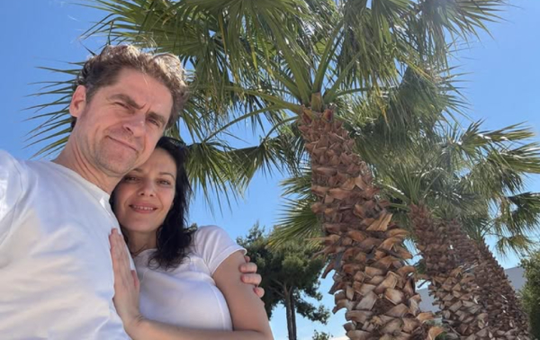 Ζευγάρι στο πλατό και την ζωή η Μαριλίτα Λαμπροπούλου και ο Δημήτρης Λάλος: Οι τρυφερές φωτογραφίες των ηθοποιών