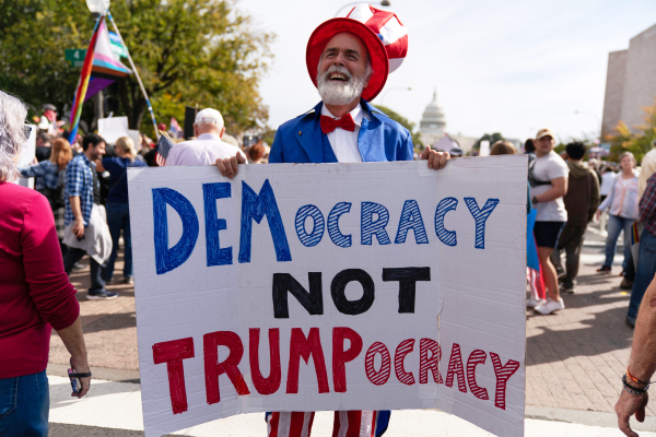 Δημοκρατία υπό απειλή: Οι μισοί ψηφοφόροι στη Δύση πιστεύουν ότι κινδυνεύει - Διεθνής δημοσκόπηση