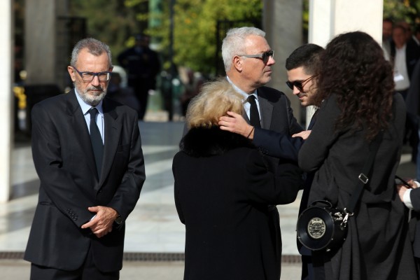 Πολιτικοί και δημοσιογράφοι «αποχαιρέτησαν» τον Γιάννη Καψή