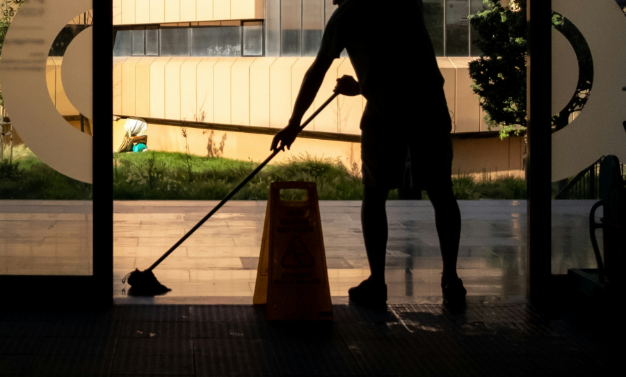 Πρόσληψη 529 σχολικών καθαριστριών στον Δήμο Αθηναίων: Άνοιξαν οι αιτήσεις