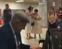 Ο Νικόλας Φαραντούρης έπαιξε πιάνο στο Μετρό Συντάγματος (Βίντεο)