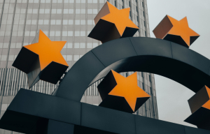 Bloomberg: Η ΕΕ «παγώνει» τη διαδικασία επικύρωσης της εμπορικής συμφωνίας με τις ΗΠΑ