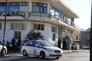 Μάνδρα: Διασωληνωμένος στη ΜΕΘ ο 31χρονος μετά την επίθεση στο ΑΤ - Το παρελθόν του δράστη