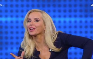 «The Chase»: Η απάντηση που «λύγισε» τη Μπεκατώρου – Η εξήγηση από το «Γεράκι» (Βίντεο)