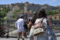Eurostat: Το 41,6% των τουριστικών διανυκτερεύσεων στην Ελλάδα συγκεντρώνεται σε Ιούλιο και Αύγουστο