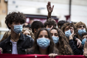 Κορονοϊός Ιταλία: Παράταση για την υποχρεωτική χρήση μάσκας και σε ανοιχτούς χώρους
