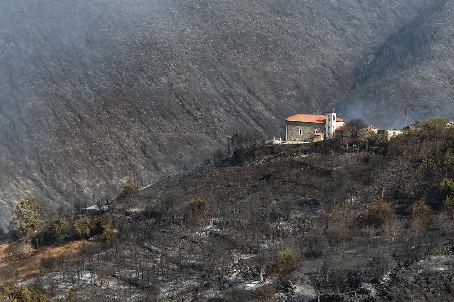 Αποκαρδιωτικές εικόνες μετά τη φωτιά - Σε απόγνωση οι κάτοικοι μετρούν τις πληγές τους