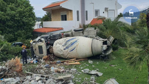 Απίστευτο τροχαίο στη Ρόδο: Μπετονιέρα φορτωμένη τσιμέντο «μπούκαρε» σε αυλή σπιτιού