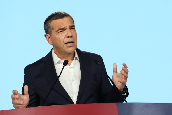 Επιθέσεις από Αριστερά και Δεξιά κατά Τσίπρα – Γιατί ενοχλεί