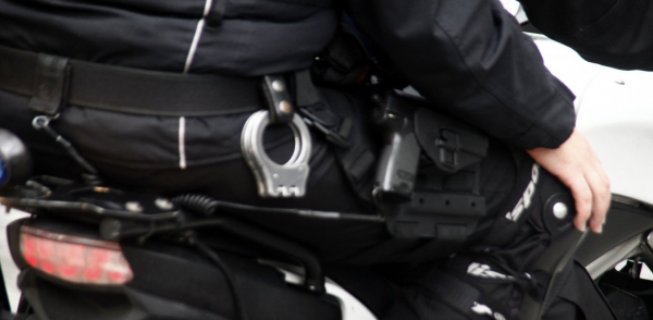 Συνελήφθη αστυνομικός, κατηγορείται ότι έκλεψε δύο κρατούμενους