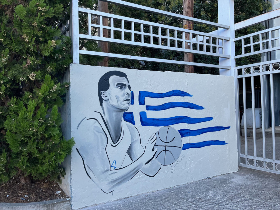 ΑΠΘ: «Κλέβει» τα βλέμματα το γκράφιτι του Νίκου Γκάλη στο Πανεπιστημιακό Γυμναστήριο