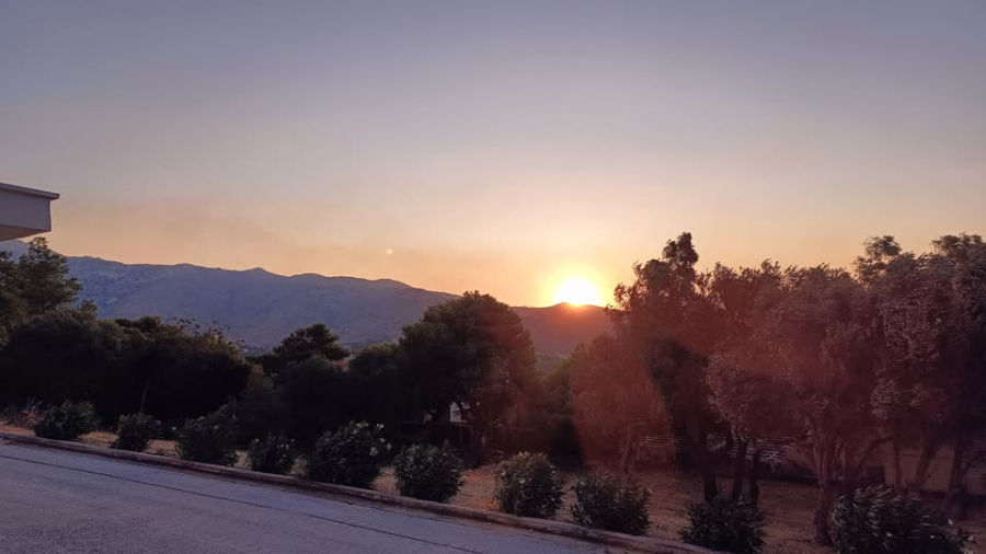 Γιατί μυρίζει καμένο στην Αττική σήμερα - Δεν υπάρχει φωτιά τώρα