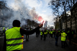 Γαλλία: Εναντίον τον «Κίτρινων γιλεκών» τα «κόκκινα φουλάρια» - Υπερασπίζονται τη δημοκρατία