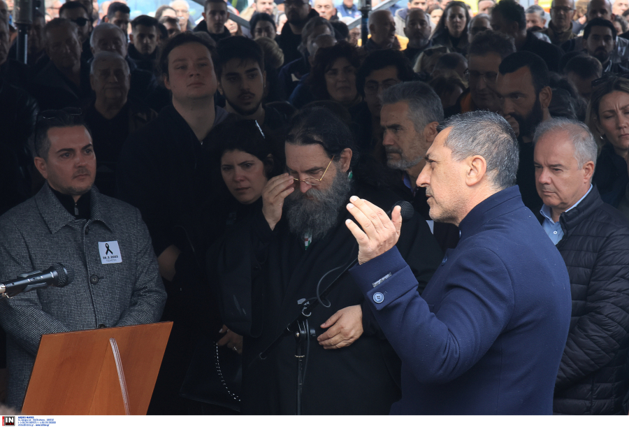 Σπαραγμός στο μνημόσυνο για τα Τέμπη: «Βούρκωσε» ο παπάς κατά την ανάγνωση των ονομάτων