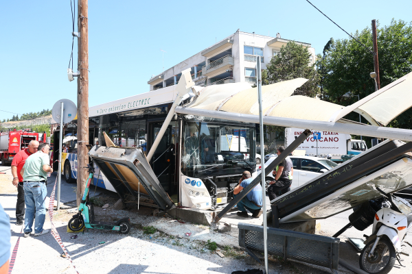 Θεσσαλονίκη: Πώς το λεωφορείο «καρφώθηκε» πάνω στη στάση - 4 τραυματίες, 21χρονη σε σοβαρή κατάσταση (εικόνες και βίντεο)