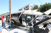 Θεσσαλονίκη: Πώς το λεωφορείο «καρφώθηκε» πάνω στη στάση - 4 τραυματίες, 21χρονη σε σοβαρή κατάσταση (εικόνες και βίντεο)
