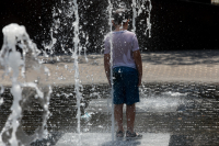 «Η ηλιακή ακτινοβολία επιδρά στον εγκέφαλο»: «Καμπανάκι» παιδιάτρων για τον καύσωνα