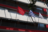 Στον 4ο όροφο της Κουμουνδούρου η αφίσα Τσίπρα, δίπλα σε Κασσελάκη και Φάμελλο!