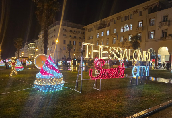 Ο Θεσσαλονικιός Αι-Βασίλης και η φωτεινή πύλη της Ερμού